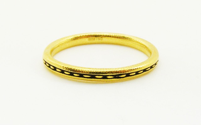 R60
“Single Dash” 18K 2.2mm band.
Immediately available in size 6 3/4. 
$1,145.00
