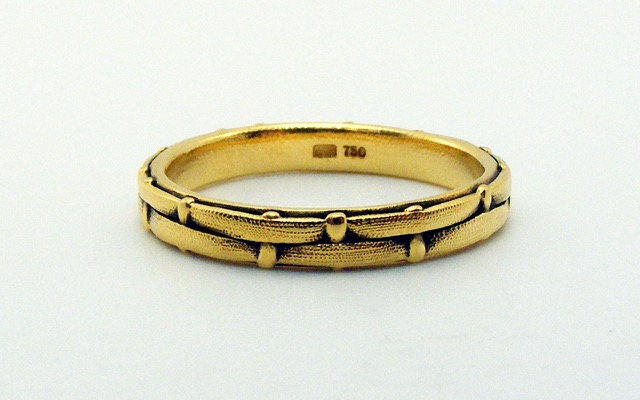 R88
“Fence” 18K, 3mm band. Immediately available in size 6 ¾.
$1,210.00
