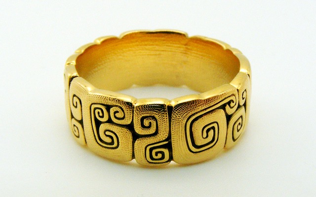 R94R
“J’s Garden” ring, 18K yellow gold, 7.4mm wide.
Available for immediate delivery in finger size 6 ½  
$2,405.00
