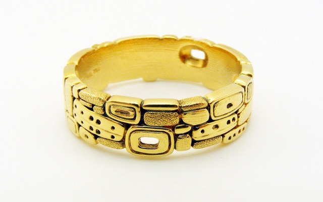 R169A
“Stone Barn” ring, 18K yellow gold, 6.75 mm wide.
Available for immediate delivery in finger size 10 ¼
$2,888.00
