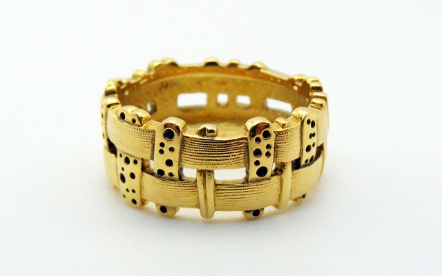 R177A
“Woven Fence” ring, 18K yellow gold, 9.3 mm wide
Available for immediate delivery in finger size 7 ¼.
$2,870.00
