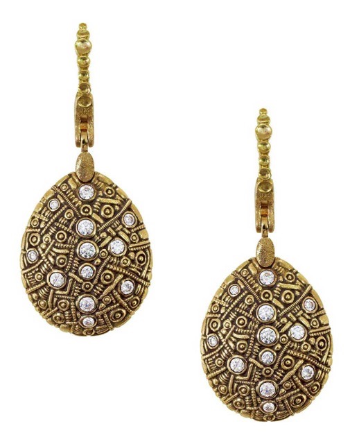 E-186D
“Tear Drop” dangle earrings in 18K yellow gold with 24 diamonds totaling 0.64 ct.
$6,605.00
