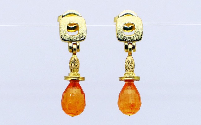 E238M
Spessartite garnet earrings, 18K Yellow gold. Faceted Spessartite briolette drops are 6.60 ctw.
$2630
