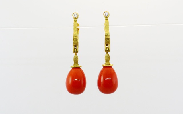 E132D
“Sticks & Stones” Coral earrings, 18K yellow gold, 2 side diamonds totaling 0.11 ctw.
19.65 ctw red coral drops are approximately 10mm x 13mm. Overall earring length is 1 ½”.
$3,990
