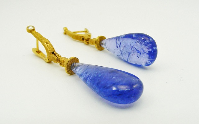 E132MD
“Sticks & Stones” earrings in 18KY with Tanzanite drops and 2 diamonds totaling 0.11 ct. Periwinkle that subtly shifts from royal blue to violet when viewed from different angles is the hallmark of this amazing African gemstone and makes them especially fun to wear! The drops have a total weight of 28.20 cts.
Immediate delivery  
$5,665
