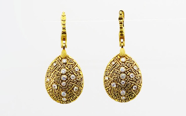 E-186D
“Tear Drop” dangle earrings in 18K yellow gold with 24 diamonds totaling 0.64 ct.
$6,605.00
