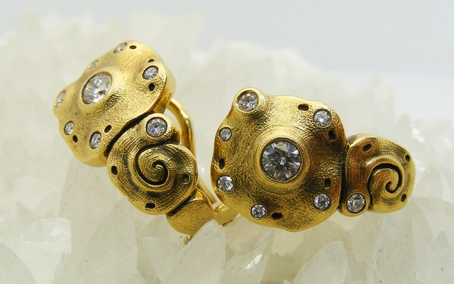 E200D
“Evening Flowers 1” earrings in 18K yellow gold with 16 diamonds of 0.35 ct total 
$3,625.00
