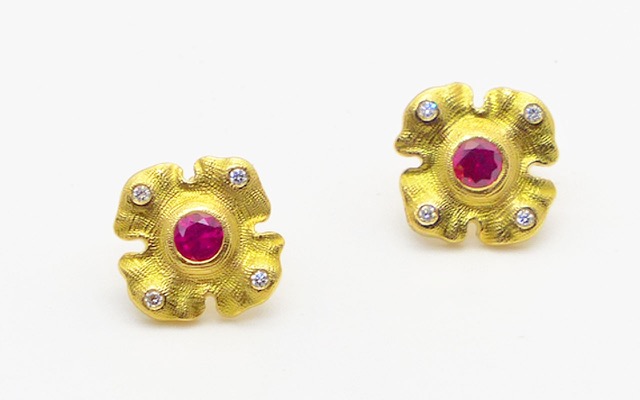 E-221M
“Quatrefoil” ruby earrings, 18KY, 2 rubies = 0.48 ct, .04 ctw diamonds
$2,520
