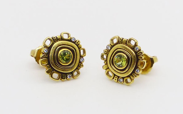 E-85S
18K yellow gold stud earrings with 2 green sapphires of 0.35 ct total and 8 diamonds of 0.08 ct total. 12.5mm
$2,625.00
