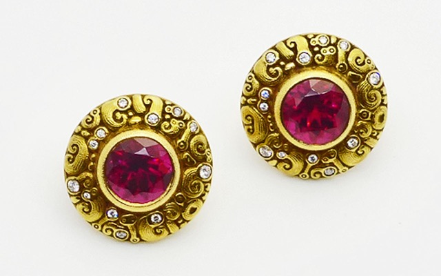 E185D
“Temptation” earrings in 18kt yellow gold set with rubellite tourmaline and 24 diamonds totaling 0.30 ct. Vivid red tourmaline is a rare thing, and this stunning pair is as red as it gets. They are cut for maximum brilliance and have no eye-visible inclusions. Tourmaline total weight is 5.21 cts.
Immediate delivery
$9,500
