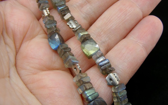 Q3P
Labradorite and platinum necklace, 20 platinum beads and clasp, 27” long.
$4,030.00
