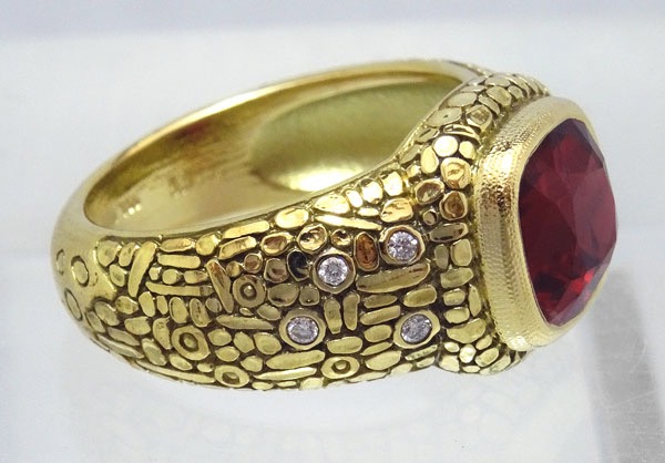 #R-17M ring, 18K yellow gold, 3.38ct cushion cut ruby 