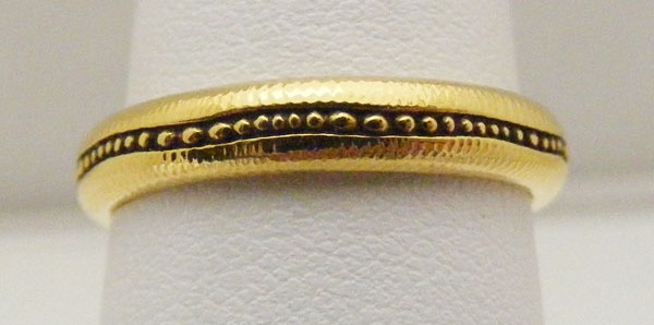 R44
“Straight Bubble”, 18K yellow gold, 3.7 mm wide, in store in size 7
$1,545
